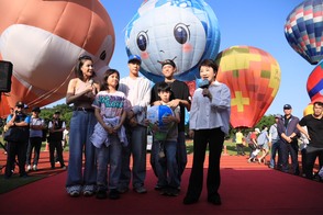 台中石岡熱氣球嘉年華登場 🎈 盧市長偕阿Ben、徐小可乘氣球邀民眾體驗山城魅力圖片
